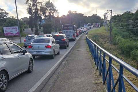 Caminhão com problema mecânico paralisa Avenida São Paulo e provoca caos no trânsito em Sorocaba