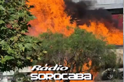 Caminhão pega fogo e explode no Parque Esmeralda em Sorocaba.